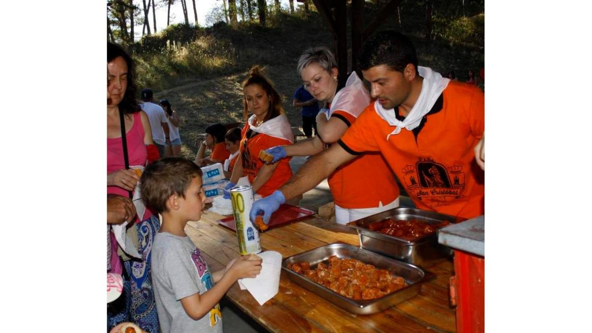 La tradicional chorizada sirvió para cargar fuerzas. CAMPOS