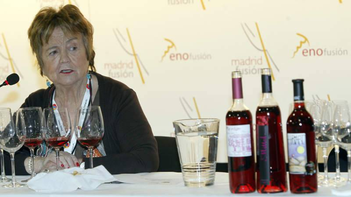 La enóloga leonesa Isabel Mijares dirigió la cata Grandes Vinos de España.