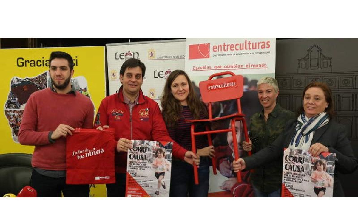 Representantes de la ONG Entreculturas junto a la concejala Marta Mejías, la chef ‘Michelín’ Yolanda Rojo y la edil Aurora Baza. DL