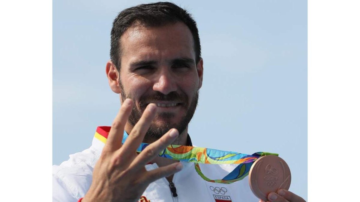 El ganador de la medalla de bronce en canotaje de velocidad, Saúl Craviotto, con su medalla. J. MÉNDEZ