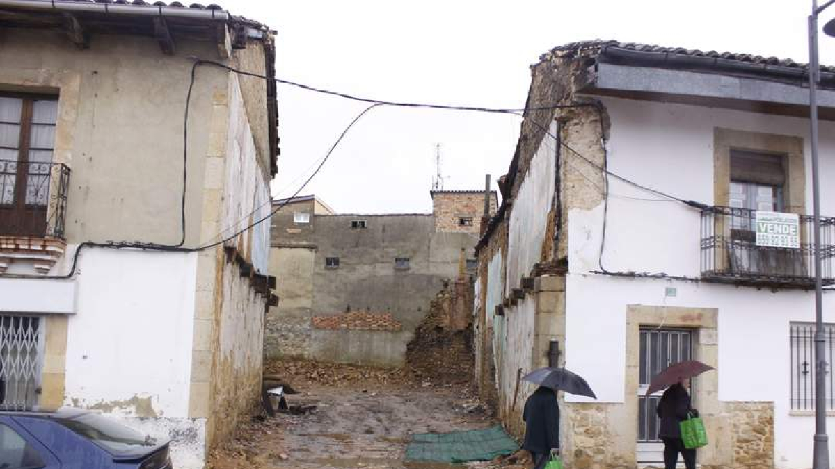 Los propietarios tiraron una casa en la plaza Negrillón. CAMPOS