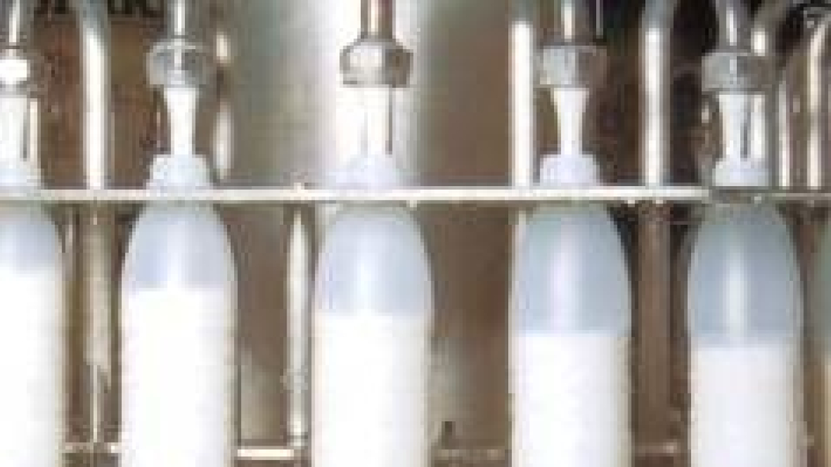 Proceso de envasado de leche en una factoría del norte de España