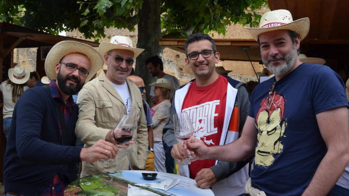 Un grupo de visitantes disfrutan de un vino ayer a mediodía en Feria del Vino DO León. MEDINA