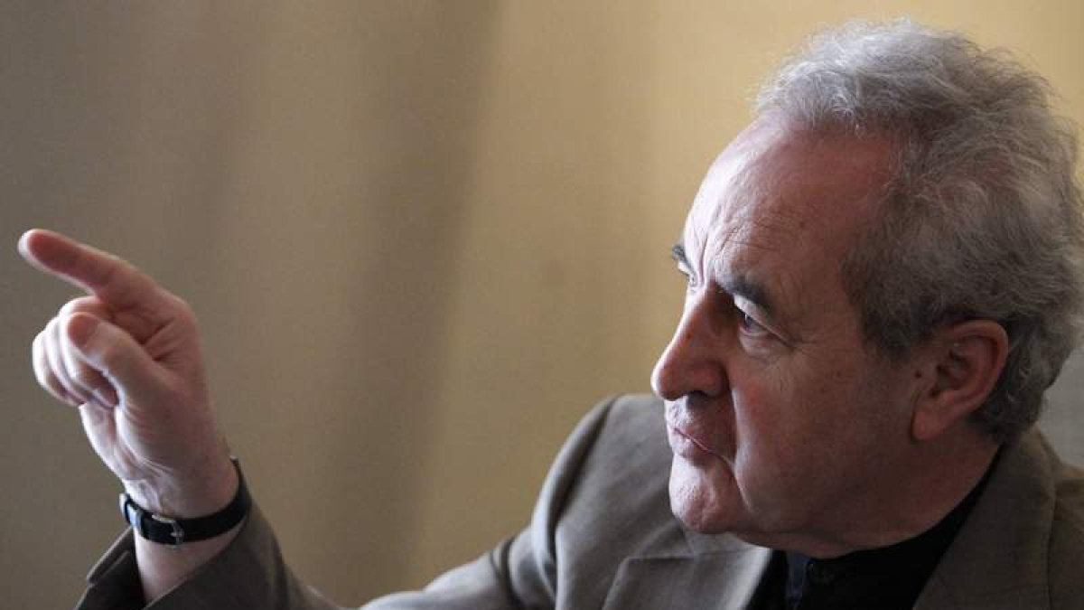 Imagen de archivo del escritor irlandés John Banville, que esta tarde recibe el Premio Leteo en el salón de Caja España-Duero.