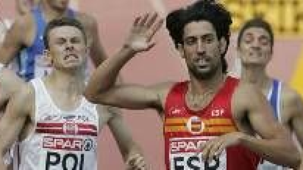 Manuel Reina celebra su victoria en la final de los 800 metros