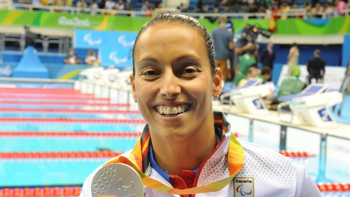 La atleta paralímpica Teresa Perales recibe la medalla de plata de la prueba de 200 metros libre en los Juegos Paralímpicos Río 2016.
