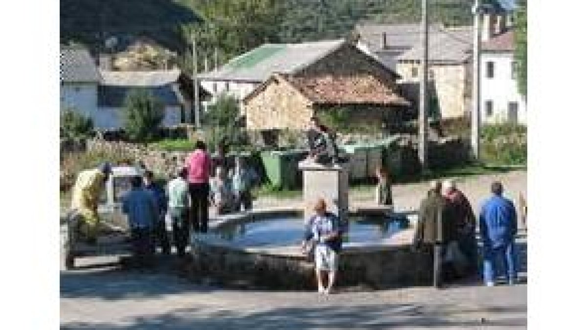 Los vecinos protegen la fuente y el pilón para evitar su derrumbe