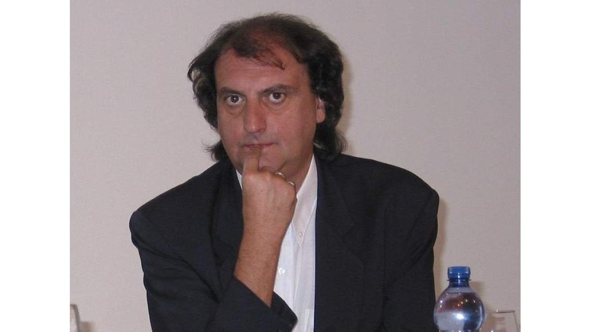 Javier Tomé durante la presentación de uno de sus libros. PATRICIA CAZÓN