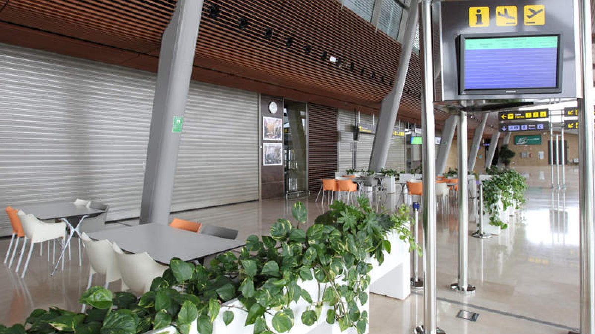 La cafetería del aeropuerto de León permanece cerrada, tal y como se aprecia.