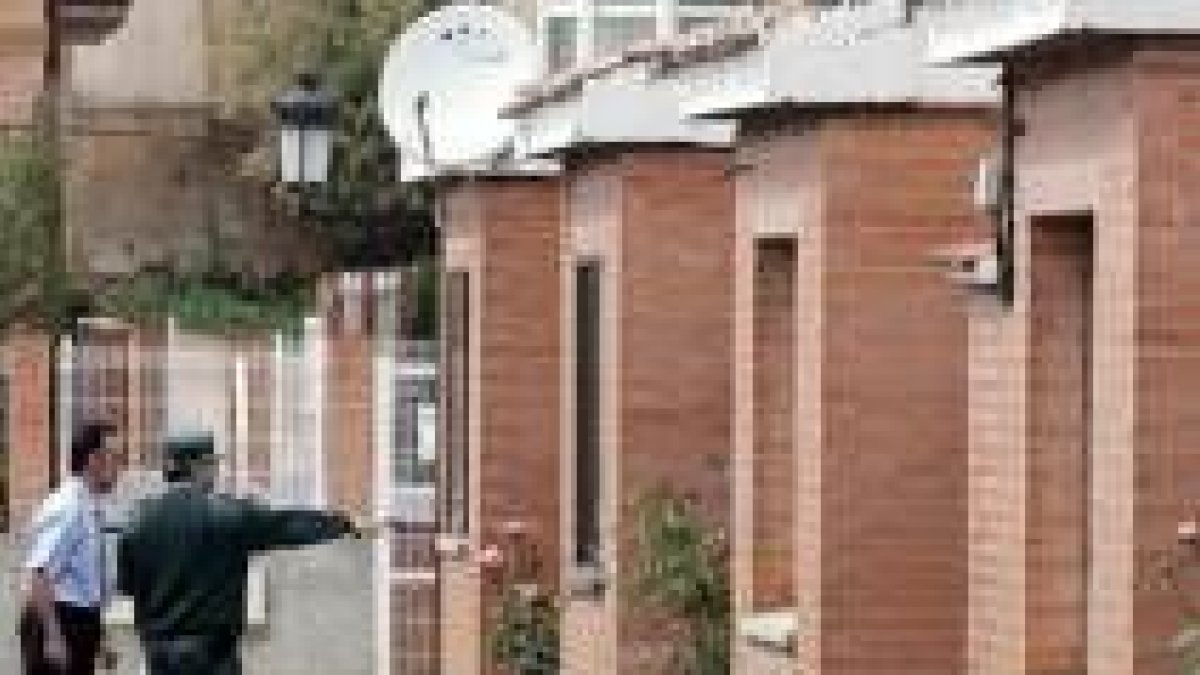 Miembros de la Guardia Civil investigan el entorno en el que apareció el cadáver en la tarde de ayer