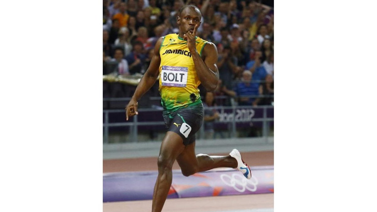 El jamaicano Usain Bolt celebra tras ganar el oro en la prueba masculina de 200 metros.