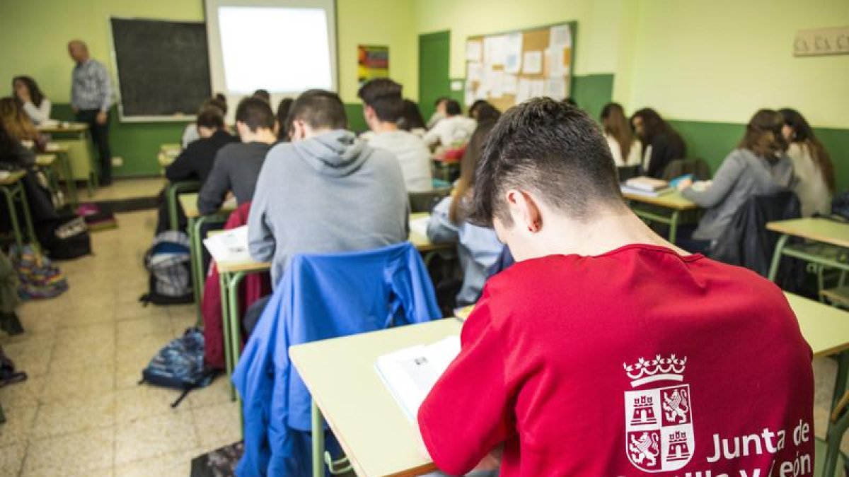 Alumnos leoneses en la última prueba de acceso. SARA CAMPOS