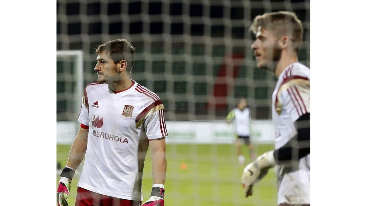 Los porteros de la selección española Iker Casillas y David de Gea durante el entrenamiento.