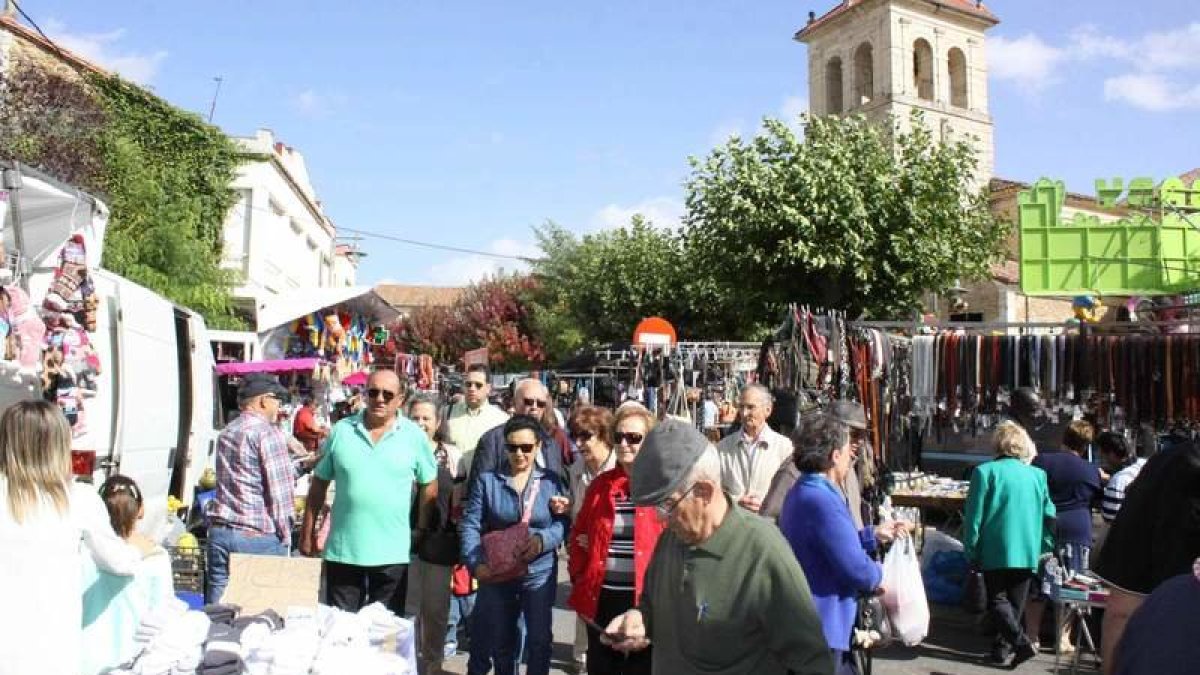 El numeroso público disfrutó de la tradicional feria del Pilar de la villa de Boñar. CAMPOS