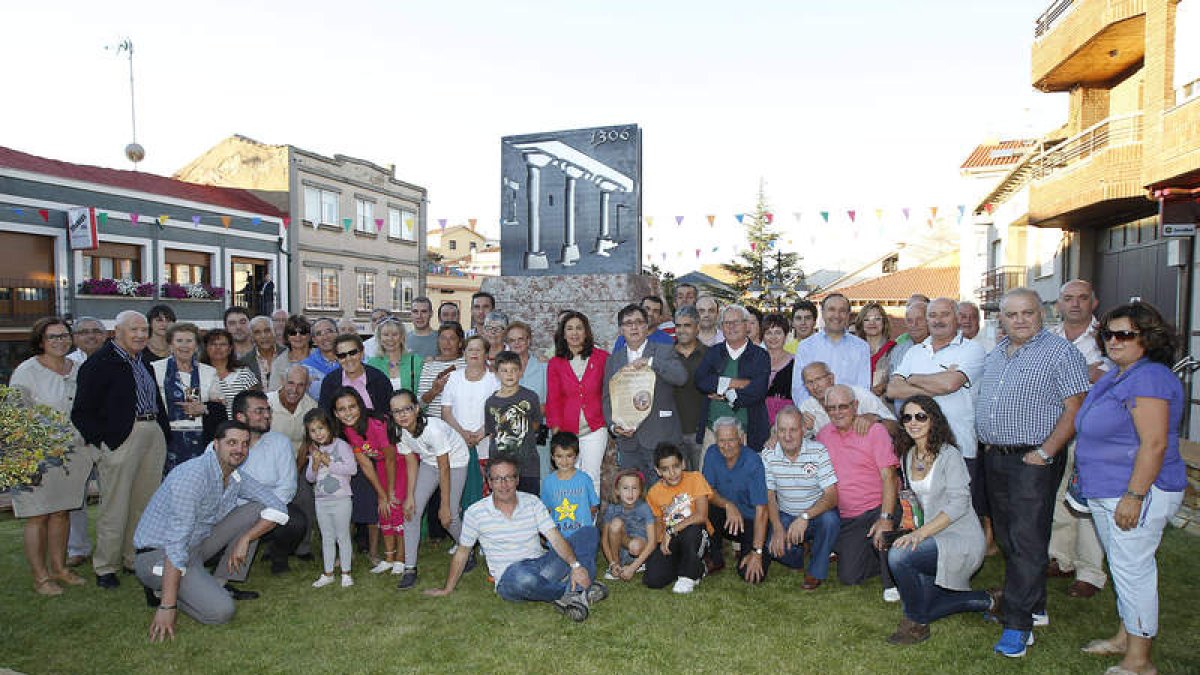 Los asistentes al acto posan ante el monumento recién descubierto.