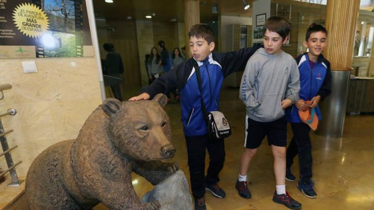 Varios niños en el centro del oso
