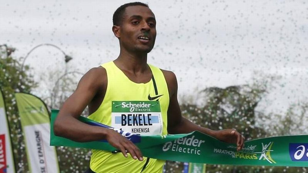 Bekele entra triunfador en la meta de París.