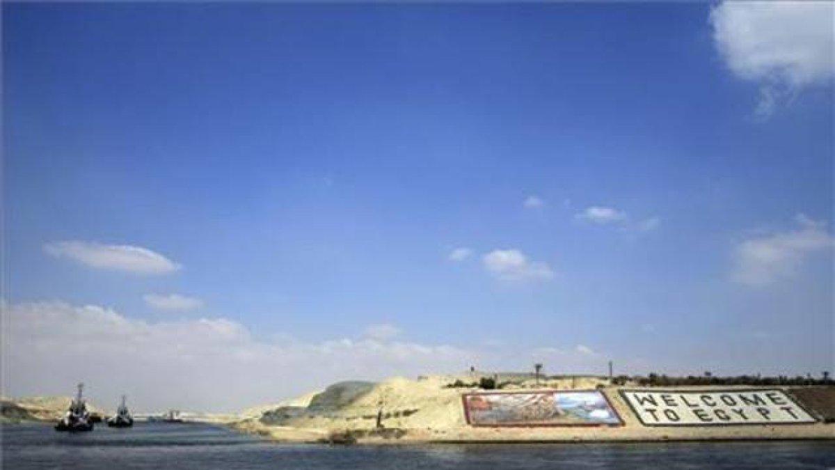 Los barcos empiezan a navegar por el nuevo tramo del canal de Suez, el pasado 13 de junio. Al fondo se lee 