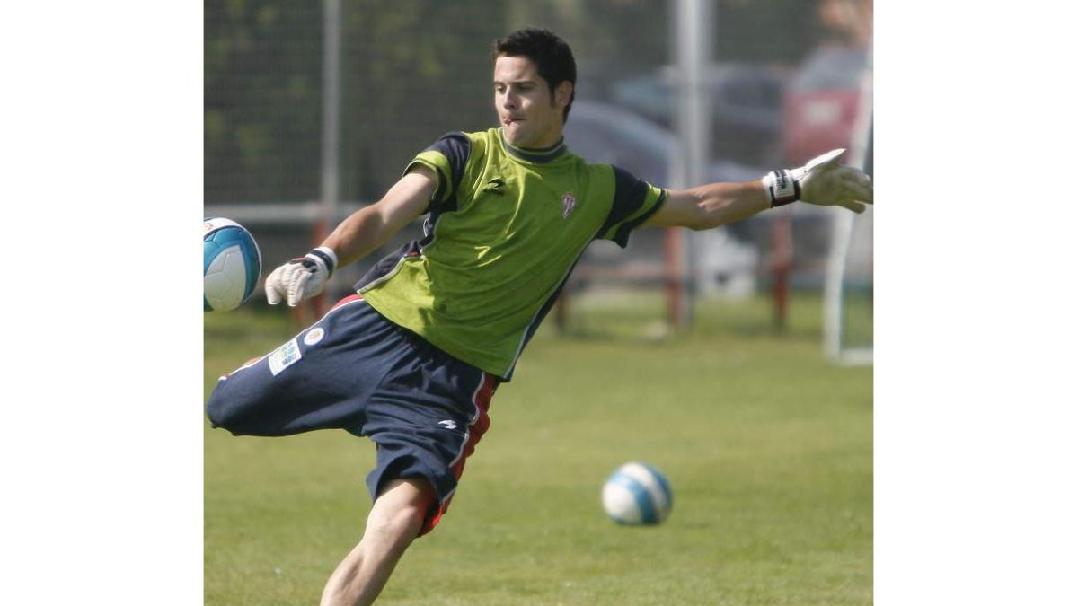 El portero Alejandro García suplirá la baja de Toño.