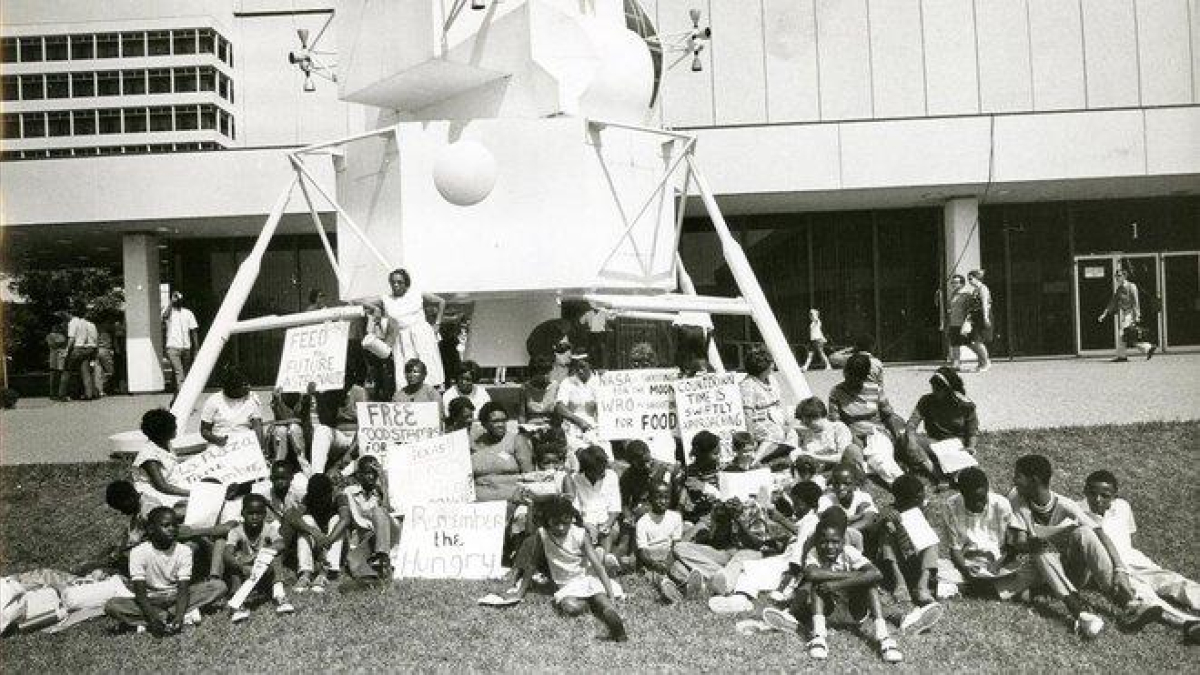 Concentración frente a la sede de la NASA unos días antes del despegue del Apollo 11.