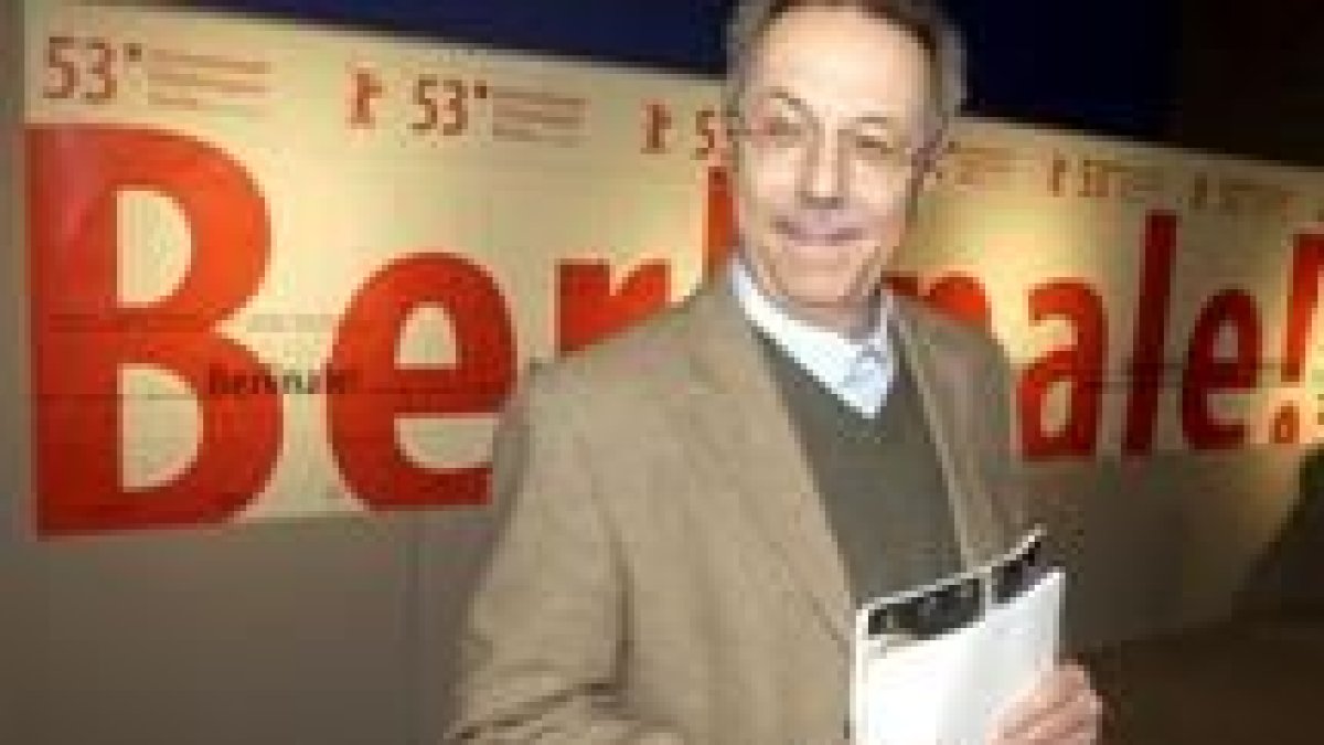 El director del Festival de Berlín, Dieter Kosslick junto a un cartel del certamen