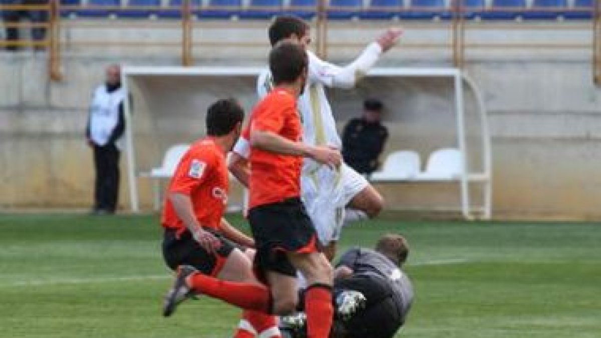 El ex culturalista Oriol Riera, a la izquierda, saluda al capitán del equipo leonés Iván Mateo