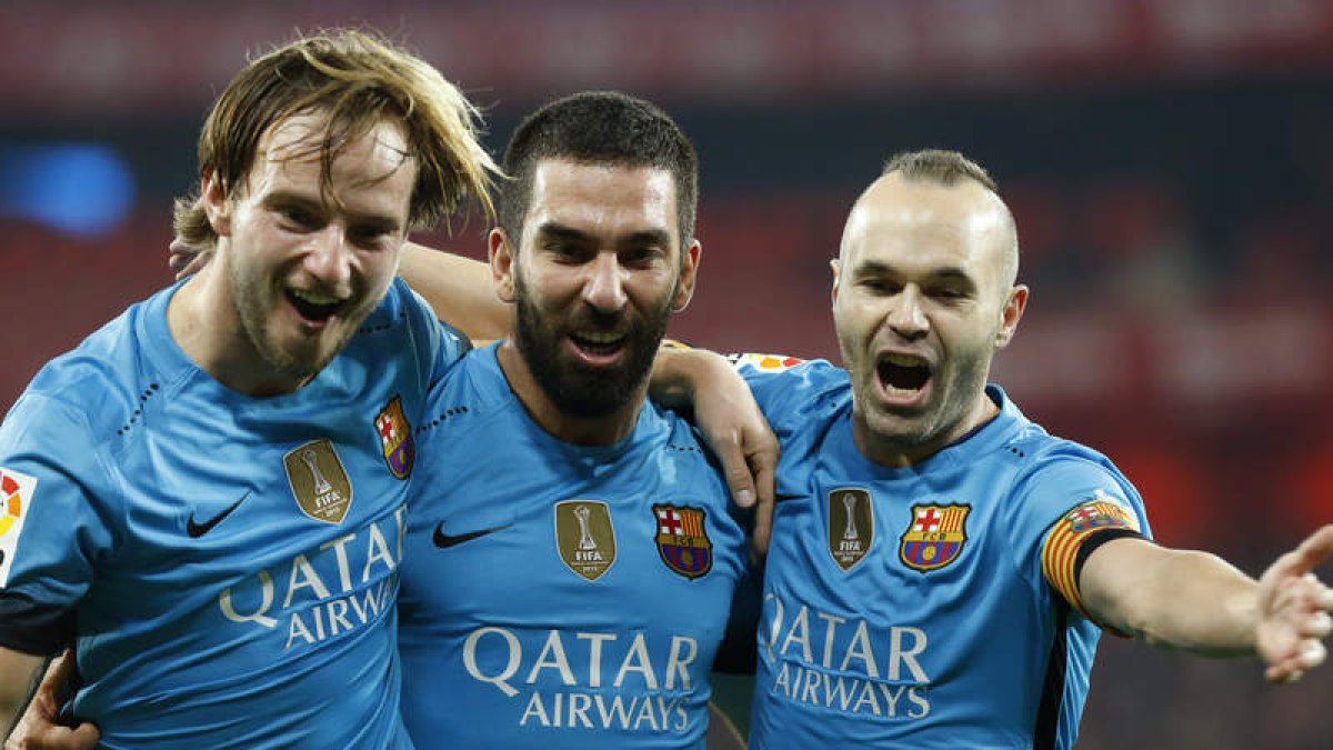 Rakitic, Turan e Iniesta celebran exultantes el triunfo del Barcelona ante el Athletic de Bilbao.