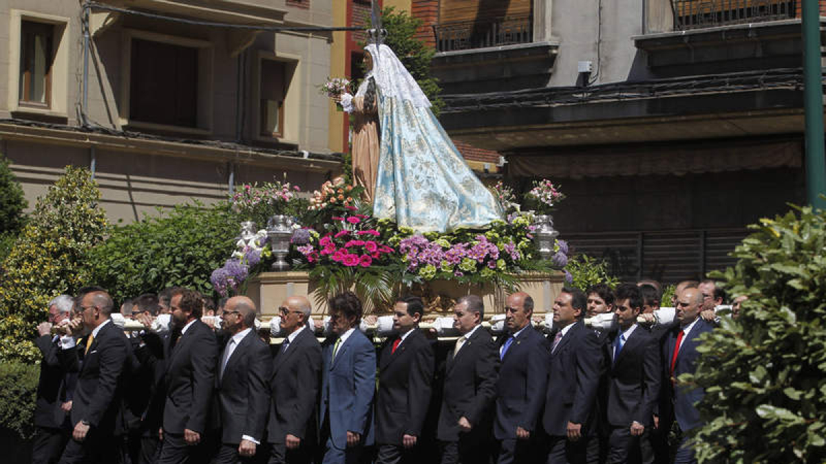 Un momento del inicio de la procesión de la Virgen de La Alegría.