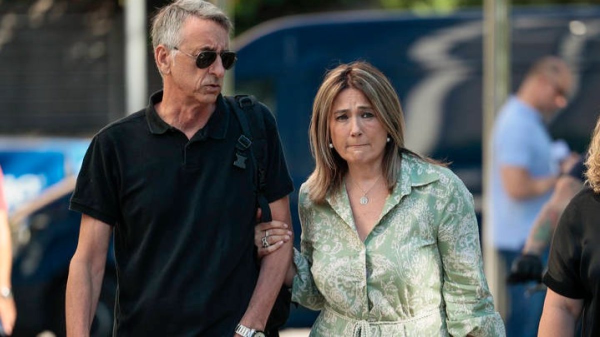 Marisol Burón, la madre de Marta Calvo, junto al portavoz de la familia, Mariano Navarro, a su llegada a la ciudad de la justicia de Valencia. BIEL ALIÑO