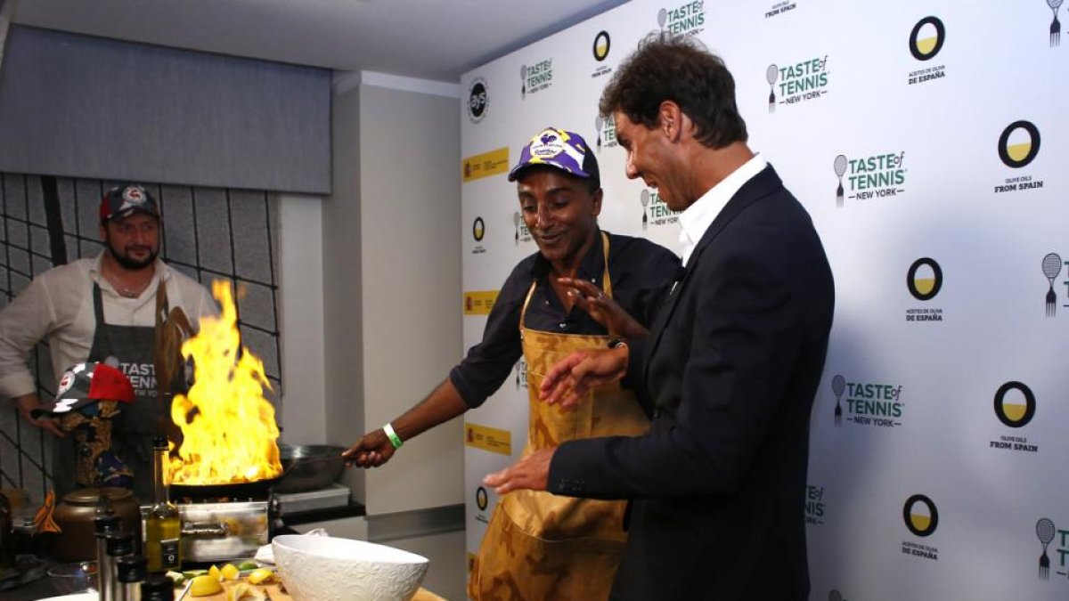 El tenista Español Rafael Nadal (d) y el chef Marcus Samuelsson (c) participan hoy, jueves 25 de agosto de 2016, en el evento