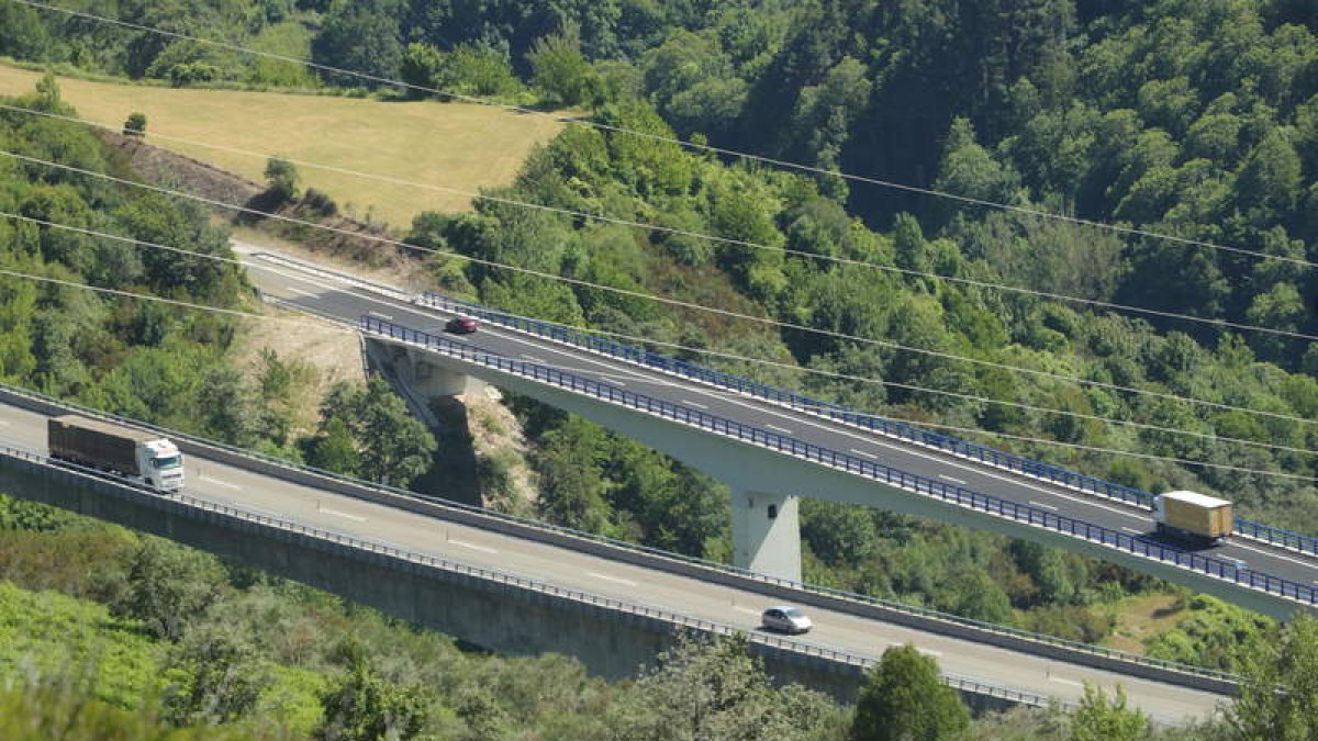 Al fondo el viaducto de Ruitelán reparado, pero falta otro paso, en el que se sigue con las obras. L. DE LA MATA