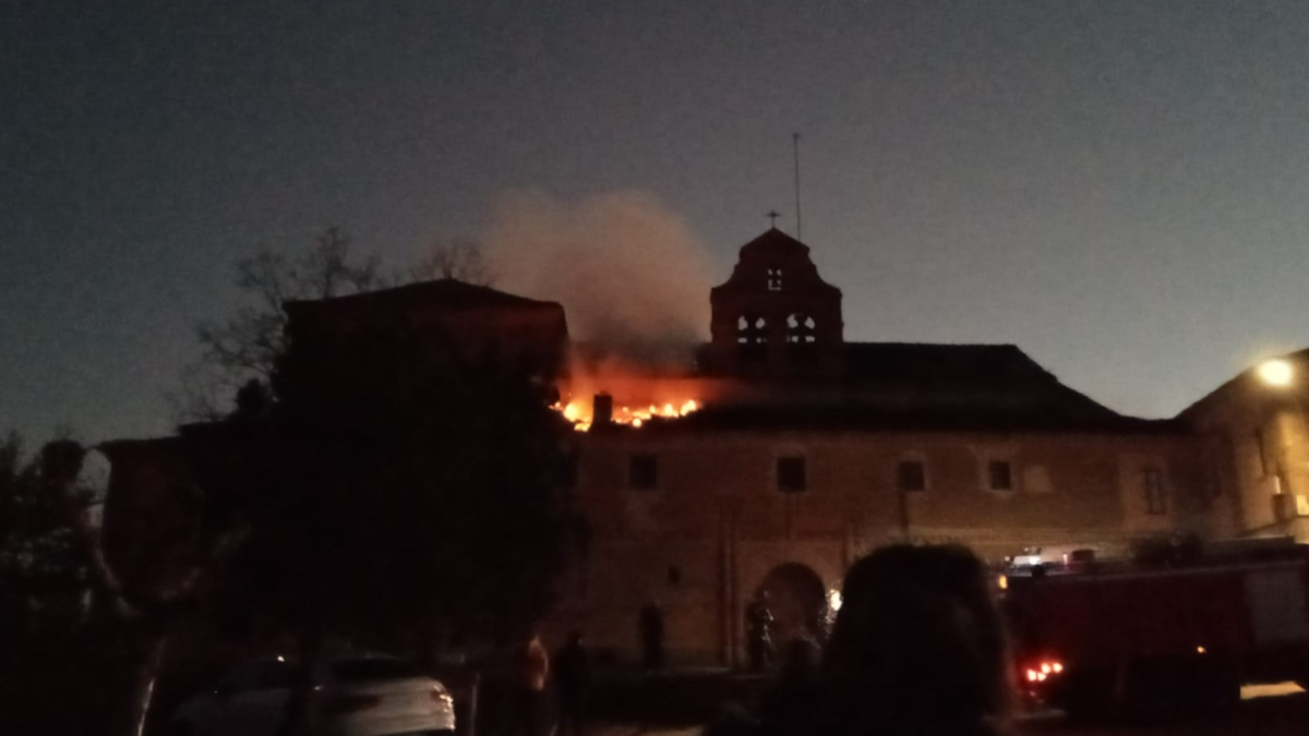 Imagen de las llamas en la cubierta del convento de Grajal. DL
