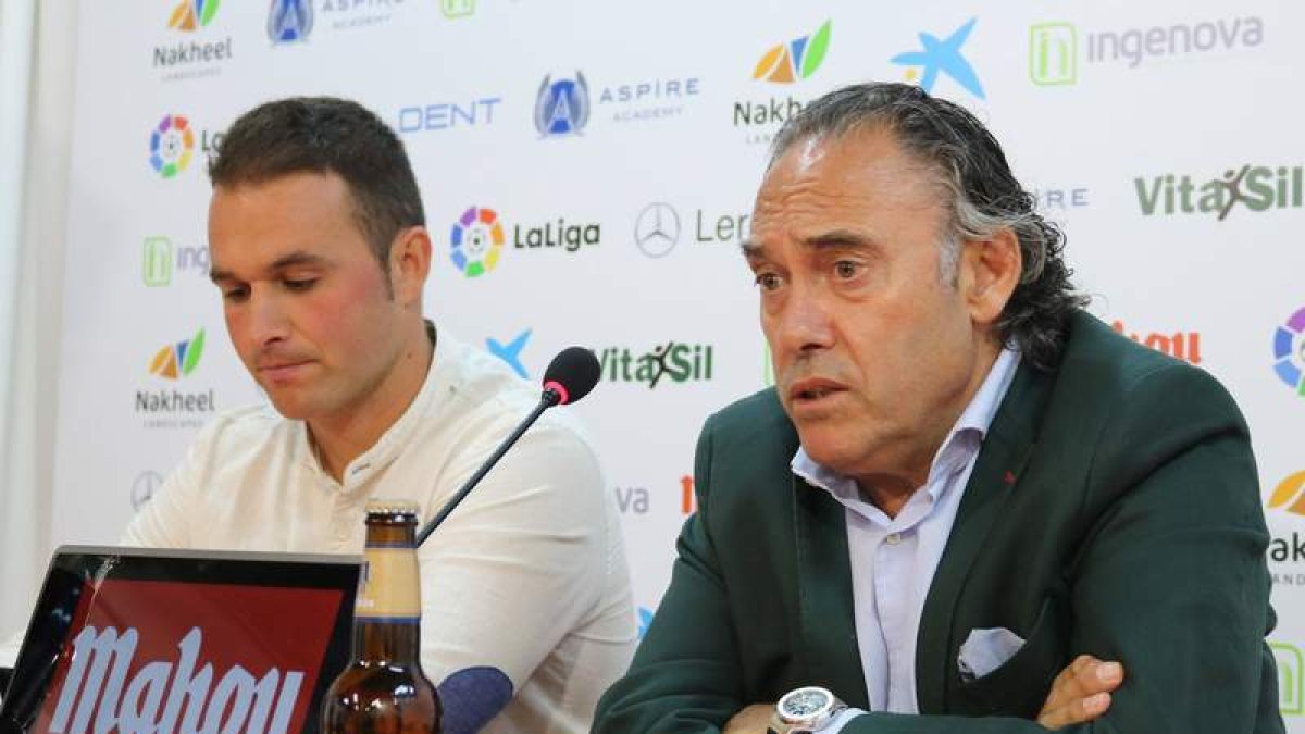 Felipe Llamazares anuncia el homenaje a Diego Calzado ante el Real Madrid Castilla. MARCIANO PÉREZ
