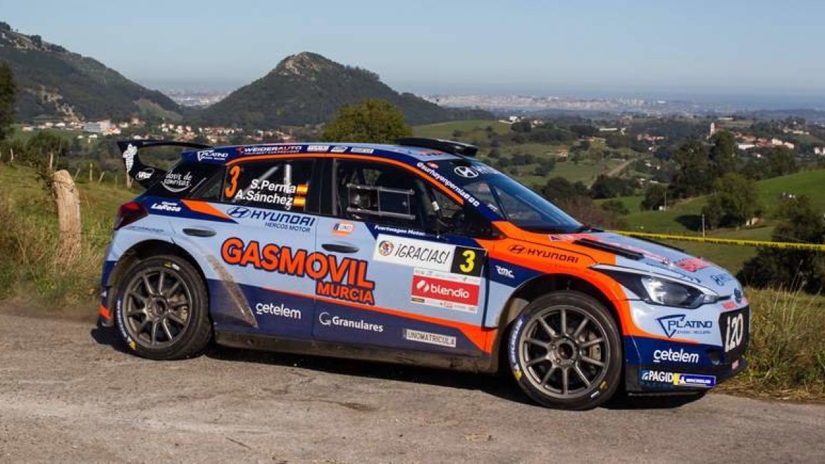 Alba junto a su compañero Pernía subieron a lo alto del podio en el Rallye de Santander-Cantabria. HYUNDAI