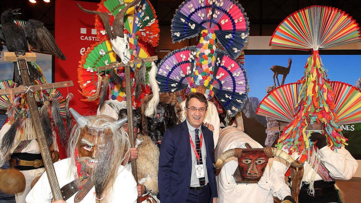 Majo posa con personajes de los antruejos tradicionales de Velilla de la Reina y Carrizo de la Ribera. RAQUEL P. VIECO