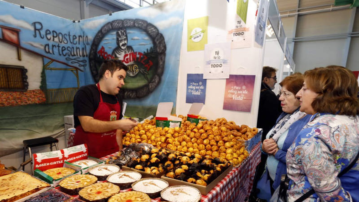 La feria se desarrolla en el pabellón entre el buen ambiente y una amplia programación. MARCIANO