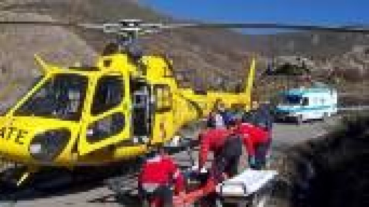 El Grupo de Rescate de la Consejería de Interior y Justicia rescata a un joven herido en un pie