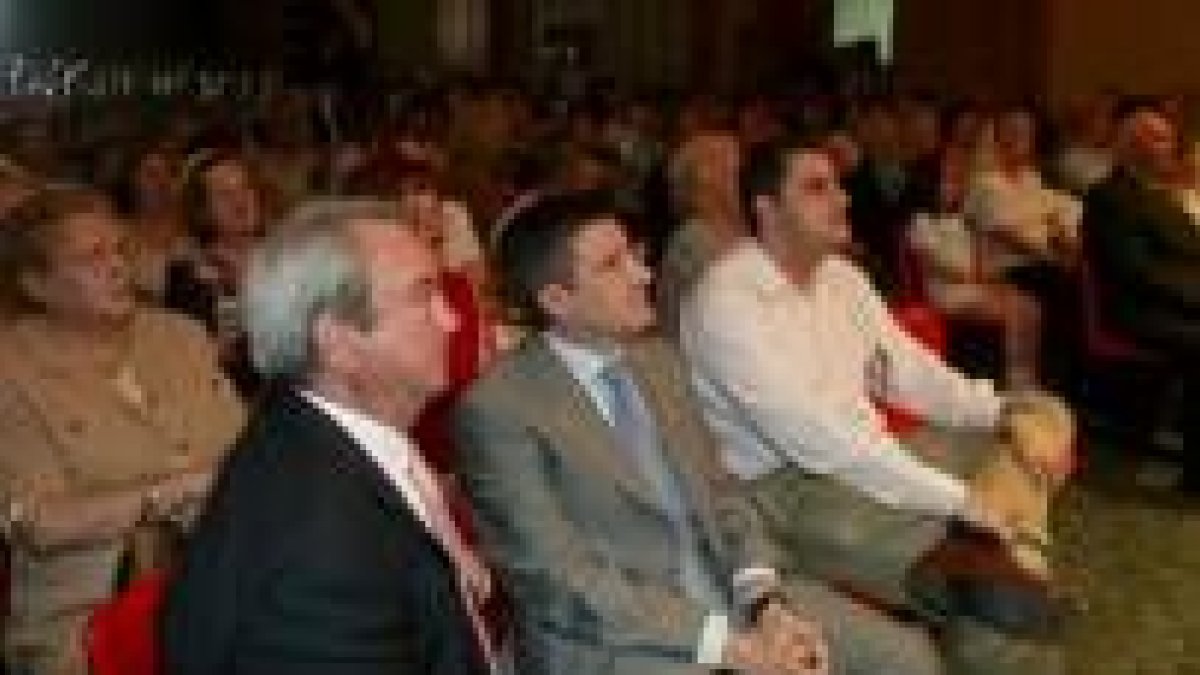 Francisco Fernández, centro, durante el homenaje a los mayores