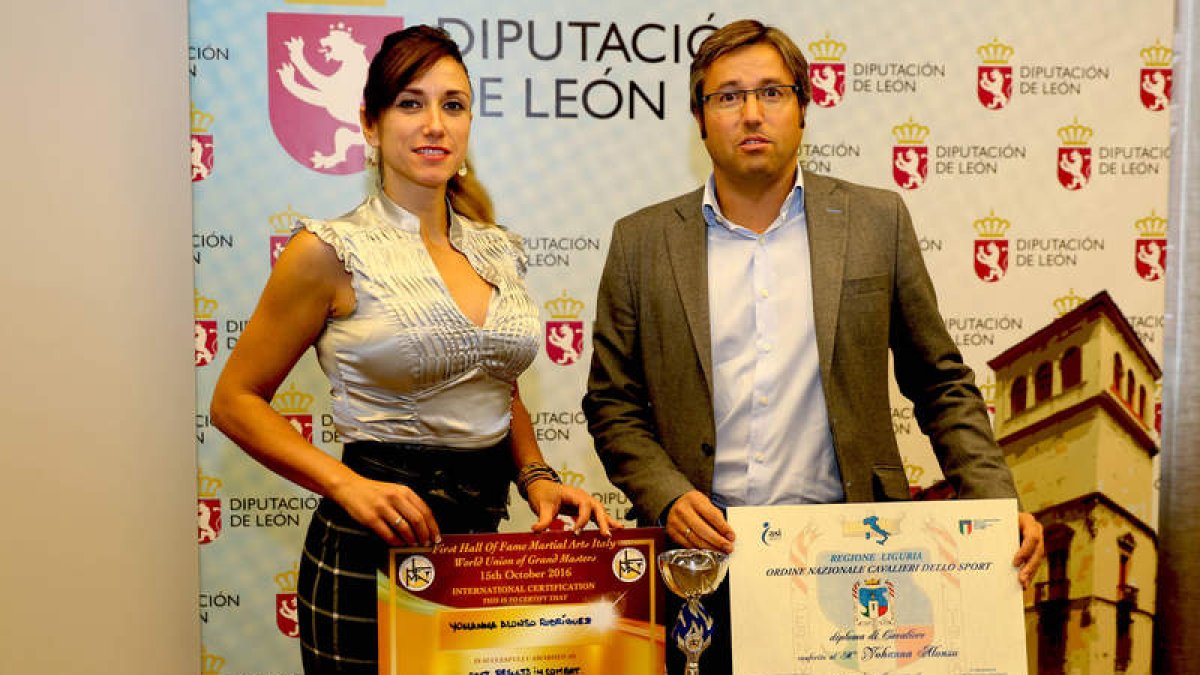 Acompañada del diputado de Deportes, Yohanna compartía su galardón con todos los leoneses. A. B.