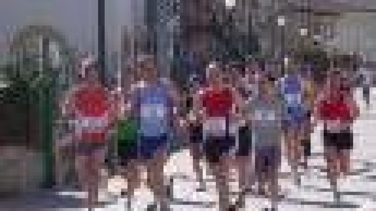 Varios atletas encabezan la carrera en un momento de la maratón