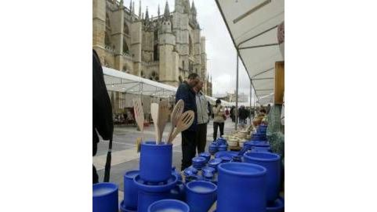 La feria muestra trabajos artesanales en la Catedral
