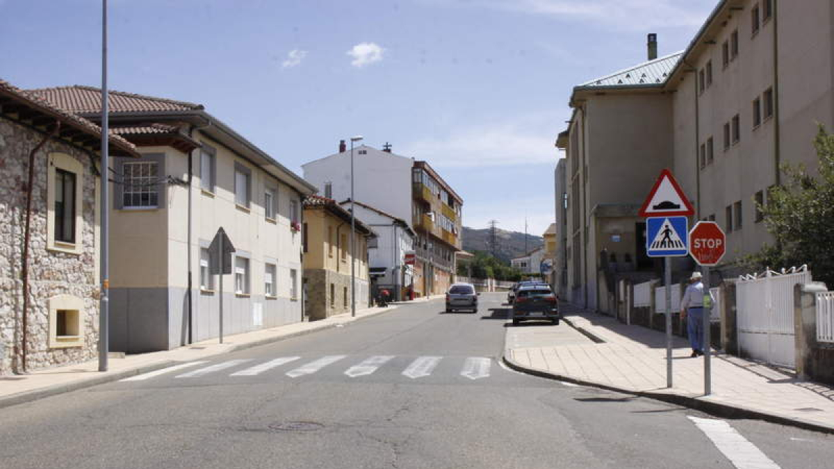 Tramo de la calle a su paso por el IES Pablo Diez. CAMPOS