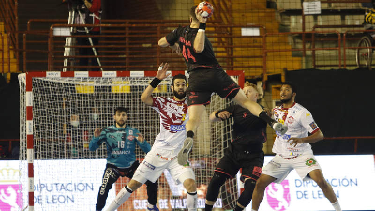 El Ademar no pasó del empate frente al Toulouse en el encuentro disputado el pasado mes en el Palacio de Deportes. JESÚS F. SALVADORES