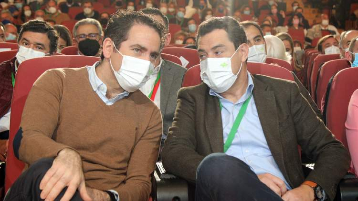 Teodoro García Egea conversa con Juan Manuel Moreno Bonilla. PEPE TORRES