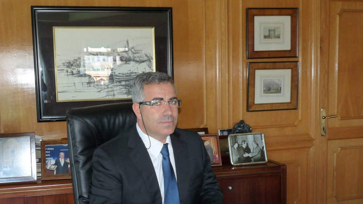 Ángel de Cabo, en una imagen de archivo, en su despacho.