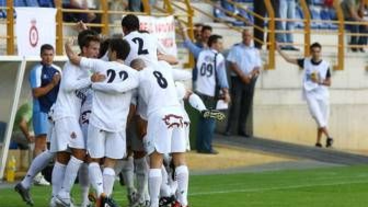Los jugadores de la Cultural hacen «piña» tras el gol de Iván Mateo ante el Barakaldo