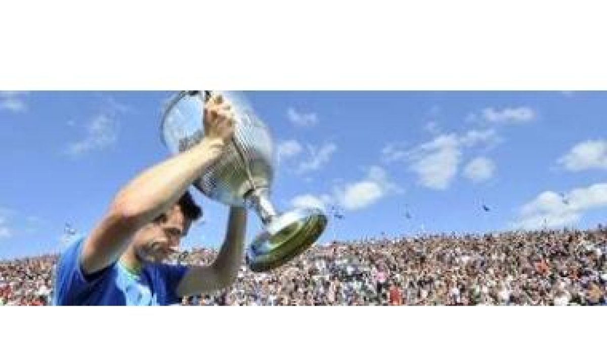 El británico Andy Murray alza el trofeo de campeón del torneo de Queen's.