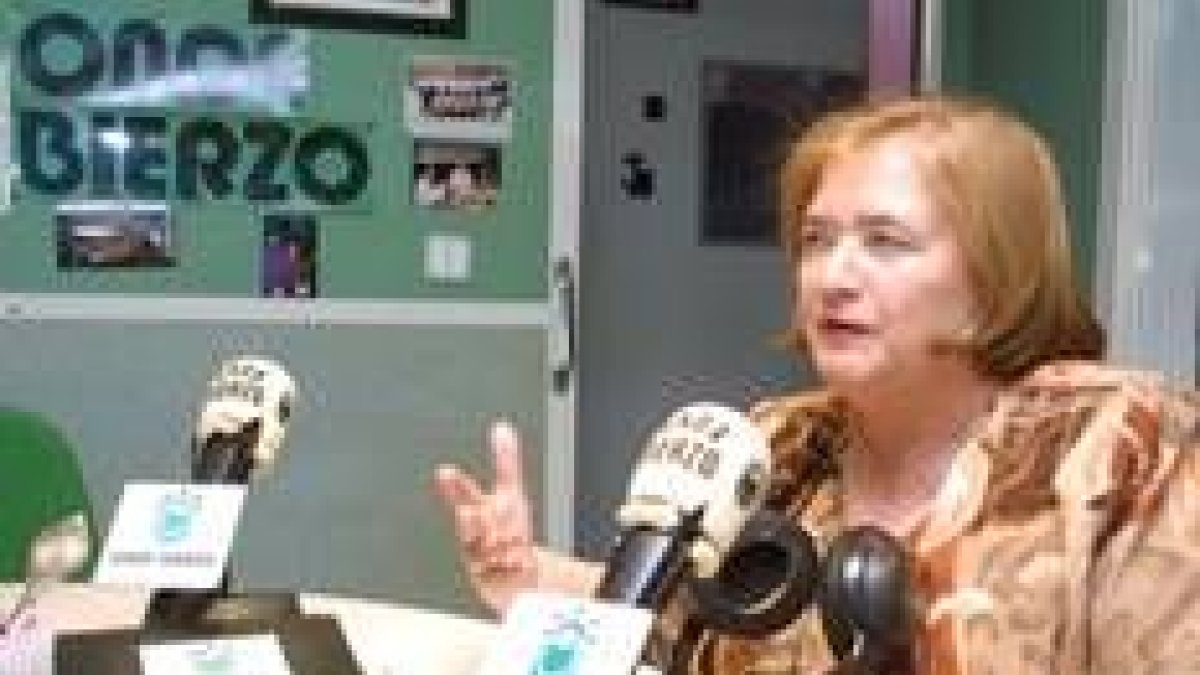 Yolanda Ordás lleva su voz a todos los bercianos desde hace 50 años