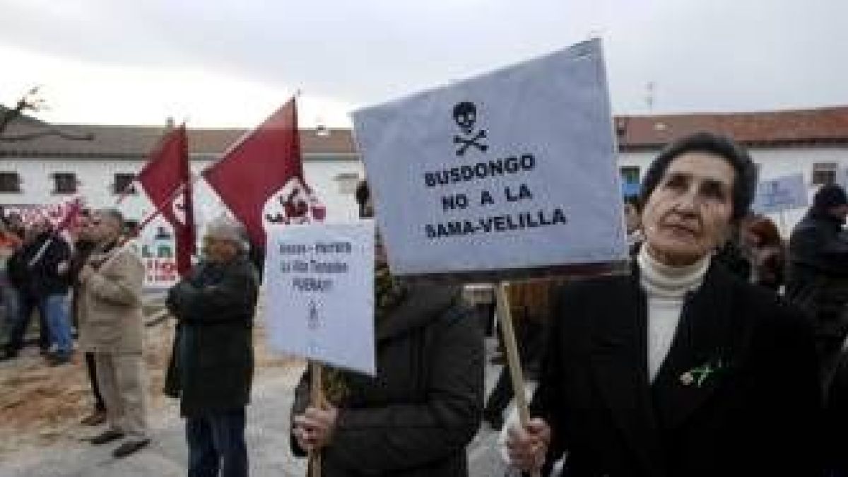 Última manifestación en Villamanín en contra del trazado de la línea de alta tensión Sama-Velilla