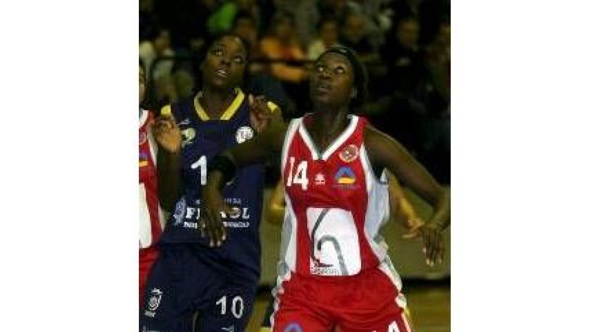 Danielle Crokrom y Toch Sarr luchan por un rebote ayer en Esteiro